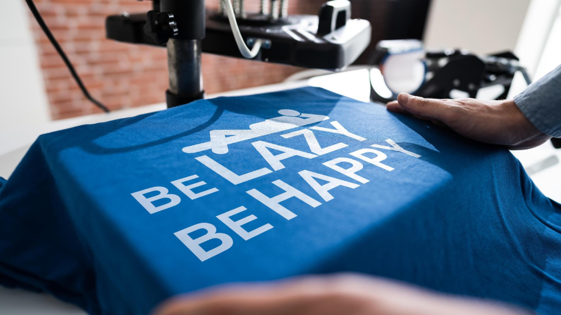 Faire un cadeau original : pourquoi choisir un t-shirt personnalisé ?