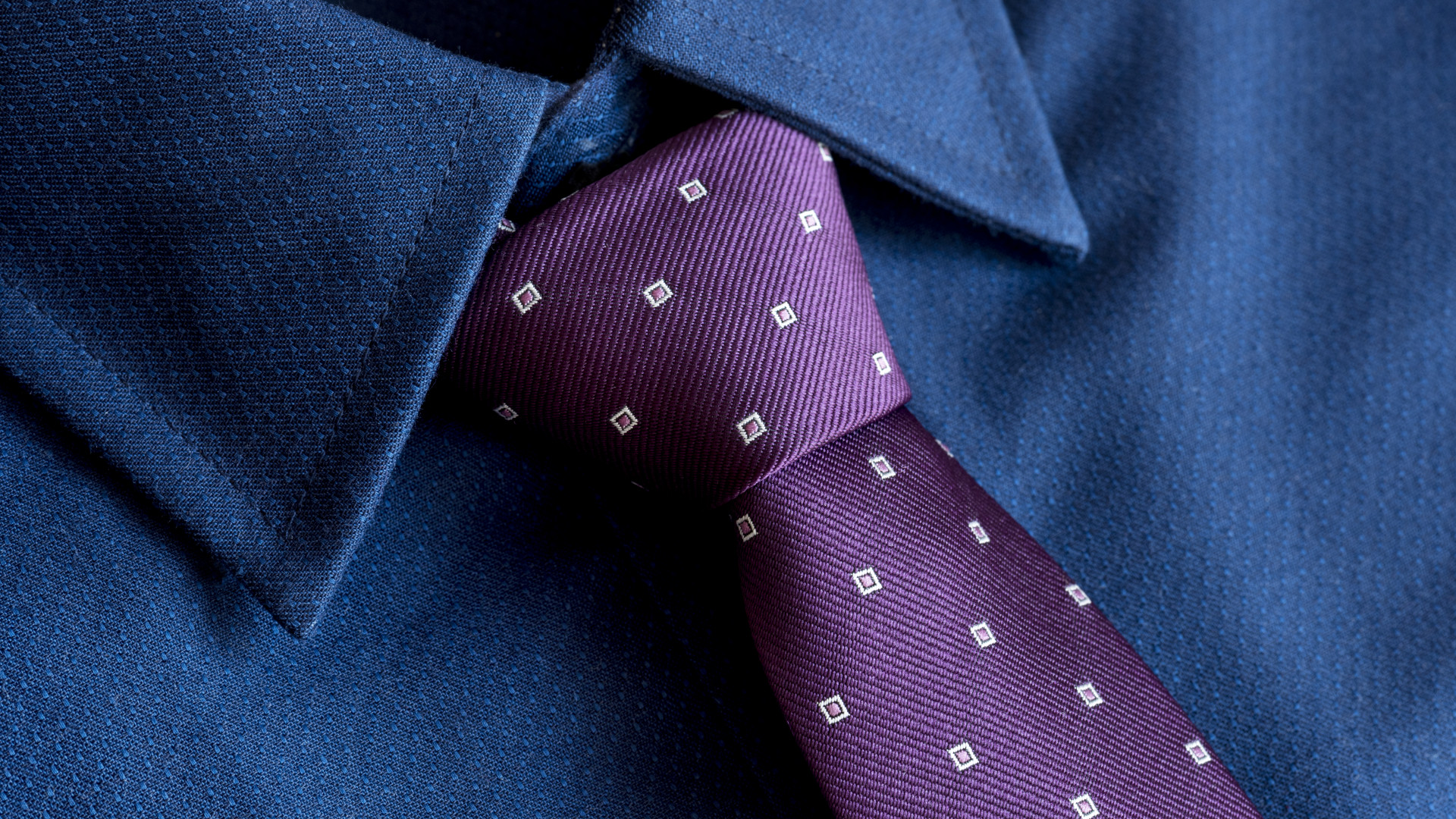 Costume bleu et cravate bordeaux : l'association la plus élégante ?