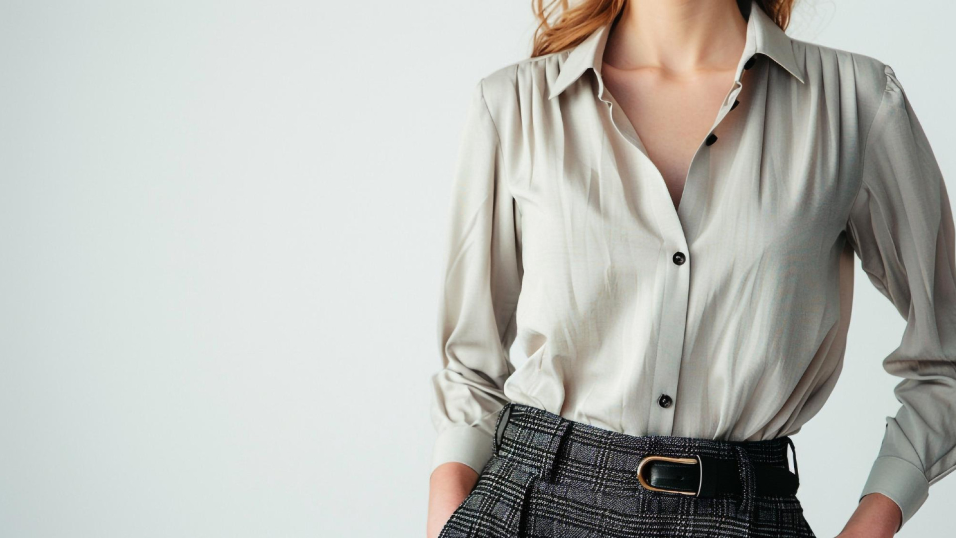 La chemise en soie, l’indispensable chic du vestiaire féminin